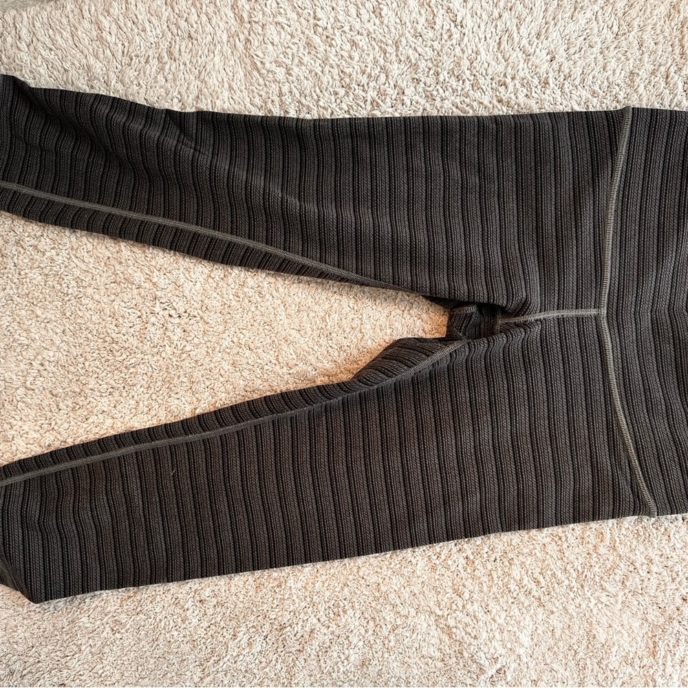Lululemon grey striped cropped Wunder Unders